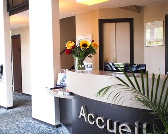 Hôtel Inn Design & Restaurant Rochefort - Rochefort - Front desk