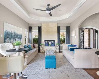 Exceptional Lake Travis Estate w Pool - Lakeway - Lounge