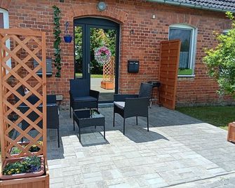 Neu! Ferienwohnung Schwalbe - Groß Nemerow - Innenhof