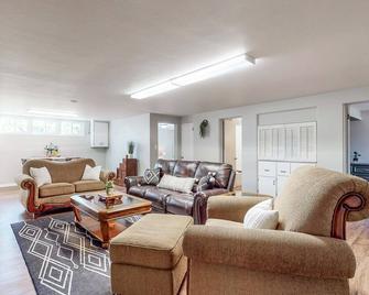 Retreat on Fillmore Street - Caldwell - Living room