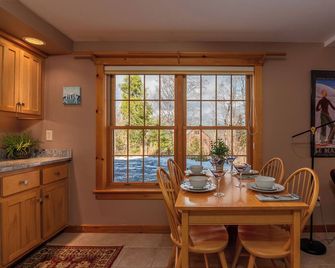 Charming apartment situated on West Mountain. Sleeps 4 - Carrabassett Valley - Comedor