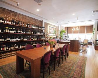 Jacksonville Inn Room #8: King Suite. Prime downtown location for festivals and dining. Comfortable king bed, Nespresso coffee, and historic boutique elegance - Jacksonville - Bar