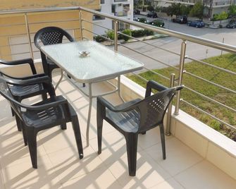 Klio Apartments And Studios - Neoi Poroi - Balkon