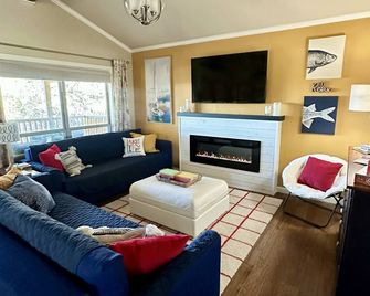 Lake view & tree house vibes with 2 outdoor decks! - Granbury - Living room