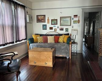 Charming bungalow in Arabi - Arabi - Huiskamer