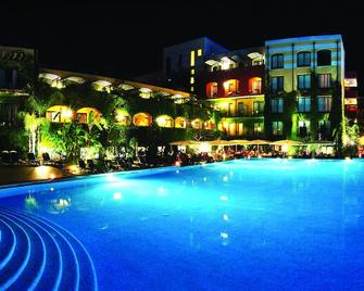 Hotel Caesar Palace - Giardini Naxos - Bể bơi