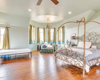 Spacious Edmond Vacation Rental with Shared Pool! - Edmond - Bedroom