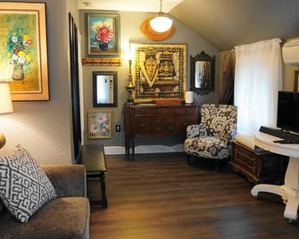 Art Cottage on Yew, 6 minutes from everything Centralia - Centralia - Living room