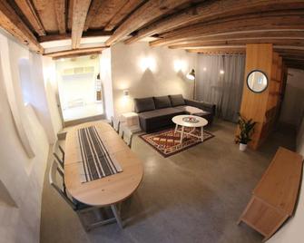 Garden suite located near lake, train station, shops and restaurants - Horgen - Living room