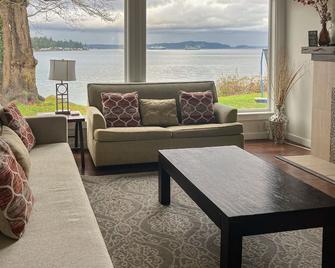 Luxury bayfront home with beach access, deck & gas fireplace - great for events - Port Orchard - Sala de estar