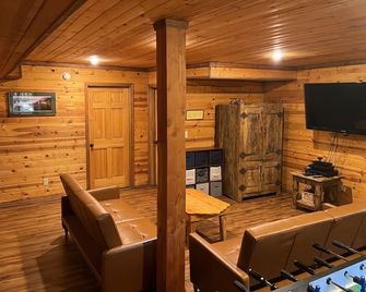 Handcrafted Log Home With Hot Tub Backing Into National Forest - Cloudcroft - Dining room