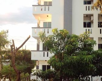 At Ease Hotel Suvarnabhumi - Bang Phli - Budova