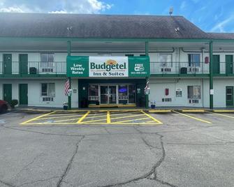 Budgetel Inn and Suites - Louisville - Louisville - Building