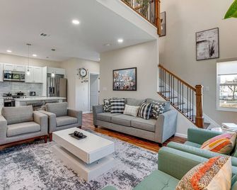 Luxe Newark Retreat with Rooftop Deck Pets Welcome! - Newark - Living room