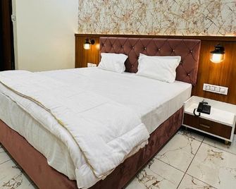 Hotel Ratnam Palace Maheshwar - Maheshwar - Bedroom