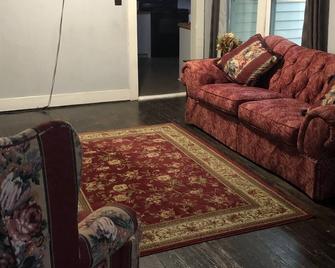 Cute cottage in a Rural setting - Clemmons - Living room