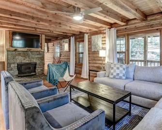 Charming Cabin with Fire Pit - Arden - Living room