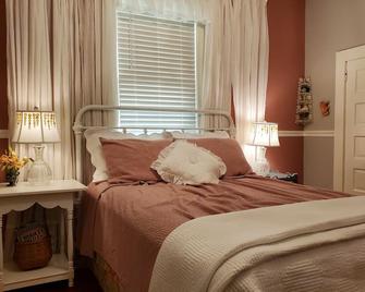 1920's and 2020'sthe best of both - Saluda - Bedroom