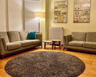 Historic Downtown Home. Walk to Everything. 5 Night Minimum in Summer - Bar Harbor - Living room