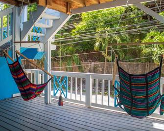 Near the beach family - West End - Балкон