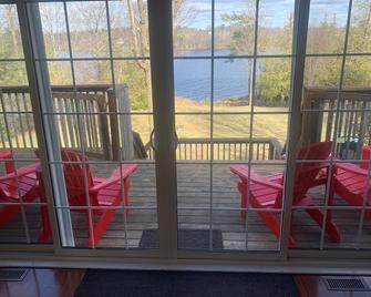 A Beautiful Waterfront Home, Designed to Be Enjoyed Throughout All Seasons - Calabogie - Balcony