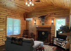 Country log cabin in beautiful middle Tennessee - Lynnville - Living room