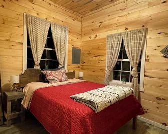 Charming rustic modern 2-bedroom cabin farm stay, privacy & close to town! - Athens - Slaapkamer