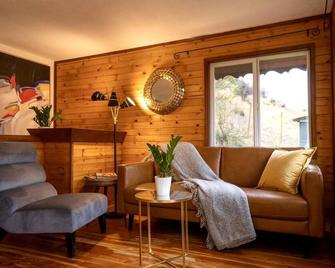New! Renovated Pickers Cabin with beautiful views ! - Kaleden