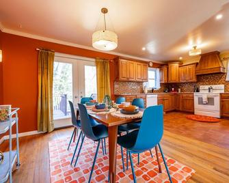 10mins to IUB: 4bd - Karaoke - Pickleball - Bloomington - Comedor