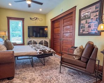 The Blacksmith Carriage House - Boonville - Wohnzimmer