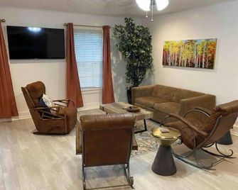 Cheerful Country Club Cottage Near Msu - Wichita Falls - Living room