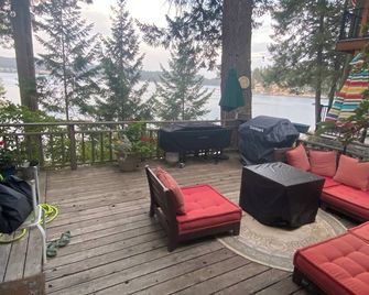 Lakefront Cabin with Sandy Beach and private dock - Loon Lake - Balcony