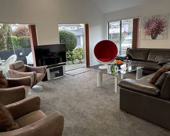 Luxury Home Next to Ocean and Walkway - New Plymouth - Living room