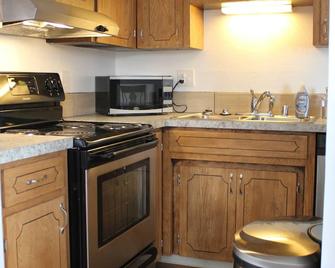 Bright End Unit Apartment - Anchorage - Kitchen