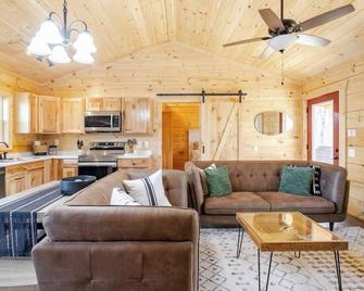 Cozy Cabin Getaway! - Fancy Gap - Living room