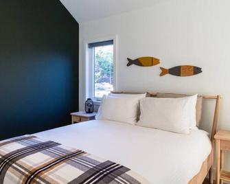 Cozy Oceanfront Escape with Hot Tub - Chester - Bedroom