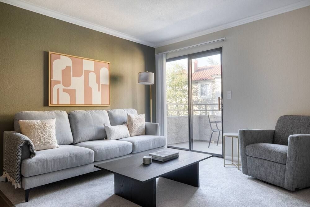 Nice Rancho Penasquitos 1BR w/ Pool & Gym, nr Bars & Shops, by Blueground - سان دييغو - غرفة معيشة