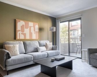 Nice Rancho Penasquitos 1BR w/ Pool & Gym, nr Bars & Shops, by Blueground - San Diego - Sala de estar