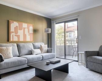 Nice Rancho Penasquitos 1BR w/ Pool & Gym, nr Bars & Shops, by Blueground - סן דייגו - סלון