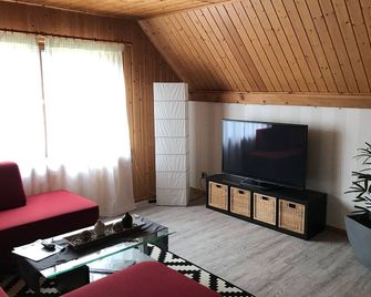 Holiday Home Ruhiges Ferienhaus mit gemütlicher Terrasse by Interhome - Neustadt Glewe - Sala de estar