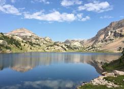 Cooke City Mountain House. Beautiful Views! 4 Miles To Yellowstone. Wifi, Hdtv. - Cooke City - Outdoors view