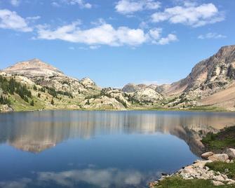 Cooke City Mountain House. Beautiful Views! 4 Miles To Yellowstone. Wifi, Hdtv. - Cooke City - Vista esterna