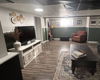 Cozy 2-Bedroom Basement Apartment. Pet Friendly! - Chadron - Sala de estar