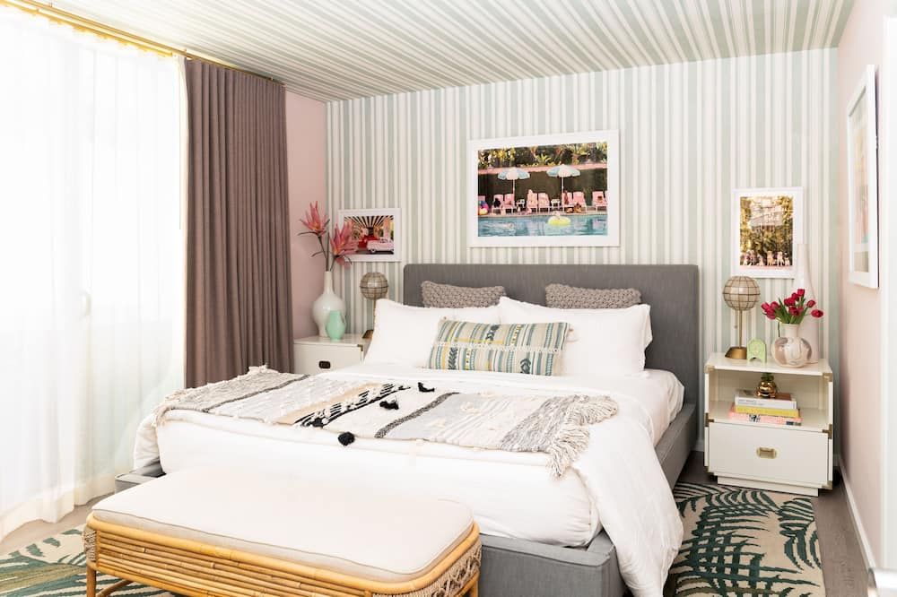 'Marilyn's Secret!' -- King Bed, 2 Bathrooms/Walk to Town, Shops & Dining - بالم سبرينغس - غرفة نوم