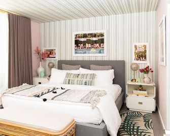 'Marilyn's Secret!' -- King Bed, 2 Bathrooms/Walk to Town, Shops & Dining - Palm Springs - Habitación