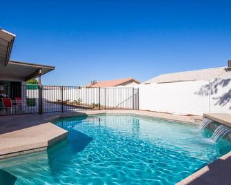 OCO-Heated pool for additional fee and spacious 4br home for your comfort. - Yuma - Pool