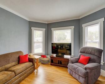 Cozy Hart Getaway w/ Fire Pit 1 Mi to Lake! - Hart - Living room