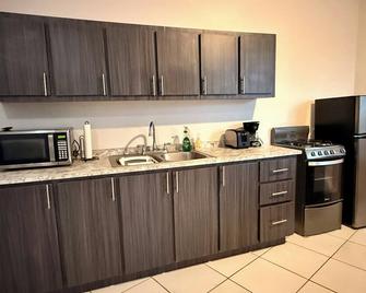 Spacious with 2 BR - 15 Mins to Beach, Airport, Dining, Stadium & Colliseum - San Juan