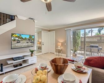 Spacious 3br Yard Bbq Games Free Parking 0r2 - Costa Mesa - Wohnzimmer