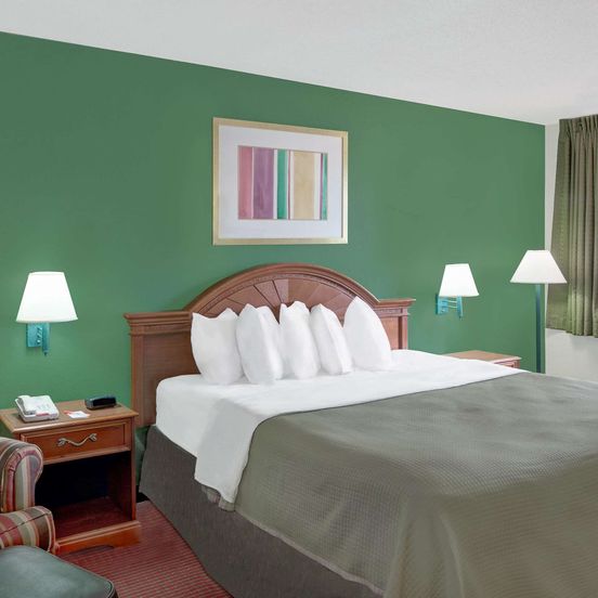 Bedroom view of Howard Johnson by Wyndham Ft. Myers FL